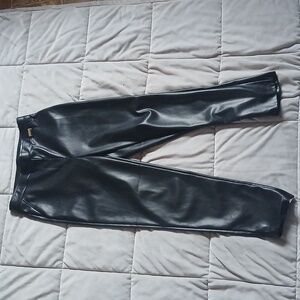 EUC Halston Black Fleece Lined Faux Leather Pull On Pants Legging Size Small